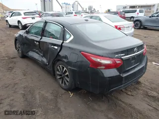 2018 Nissan Altima 2.5 SL with VIN 1N4AL3AP5JC208275, listed as a IAAI auction lot 41368381 with 203,439 mi miles. Bid and sale history available at carsss.com. Image 3.