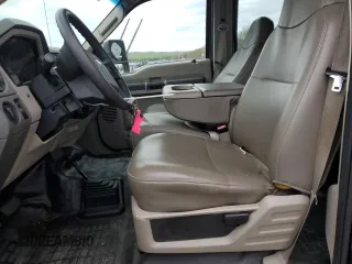 2008 Ford F-350 XL z VIN 1FTWW31R28EB32778, wystawiony jako Copart lot #56177495 z przebiegiem 136 167 mil mil oraz Czysty tytuł • Clean title. Historia ofert i sprzedaży dostępna na DreamBid. Obrazek 7.