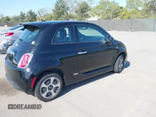 2017 FIAT 500e z VIN 3C3CFFGE9HT575748, wystawiony jako IAAI lot #42131492 z przebiegiem 74 713 mil mil oraz . Historia ofert i sprzedaży dostępna na DreamBid. Obrazek 4.