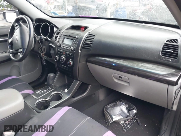 2012 Kia Sorento LX z VIN 5XYKTDA20CG218154, wystawiony jako IAAI lot #42428383 z przebiegiem 126 889 mil mil oraz . Historia ofert i sprzedaży dostępna na DreamBid. Obrazek 5.
