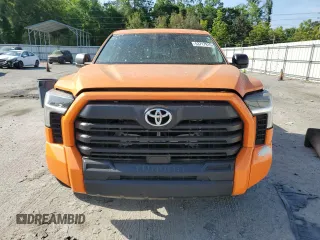 2022 Toyota Tundra SR z VIN 5TFKB5AA4NX008379, wystawiony jako Copart lot #53717915 z przebiegiem 56 199 mil mil oraz Szkoda całkowita • Salvage title. Historia ofert i sprzedaży dostępna na DreamBid. Obrazek 5.