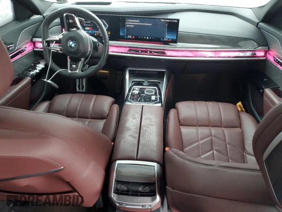 2024 BMW 7 Series 760i xDrive z VIN WBA33EJ02RCR48098, wystawiony jako Copart lot #87464234 z przebiegiem 8 320 mil mil oraz Szkoda całkowita • Salvage title. Historia ofert i sprzedaży dostępna na DreamBid. Obrazek 8.