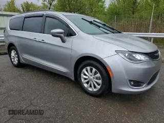2017 Chrysler Pacifica Touring L with VIN 2C4RC1BG2HR552731, listed as a Copart auction lot 55069825 with 33,315 mi miles and Salvage Title. Bid and sale history available at DreamBid. Image 4.
