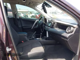 2018 Toyota RAV4 XLE z VIN 2T3WFREV2JW468231, wystawiony jako IAAI lot #42288978 z przebiegiem 109 779 mil mil oraz . Historia ofert i sprzedaży dostępna na DreamBid. Obrazek 5.