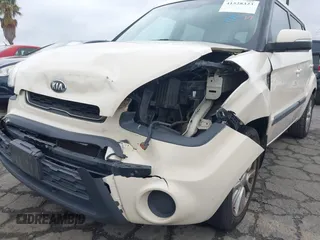 2013 Kia Soul + z VIN KNDJT2A63D7756770, wystawiony jako IAAI lot #41528323 z przebiegiem 124 423 mil mil oraz . Historia ofert i sprzedaży dostępna na DreamBid. Obrazek 6.