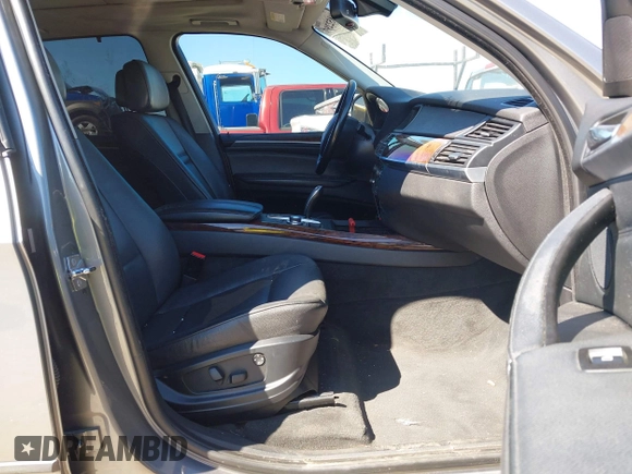 2008 BMW X5 3.0si with VIN 5UXFE43598L022453, listed as a IAAI auction lot 41852297 with 185,528 mi miles. Bid and sale history available at carsss.com. Image 5.