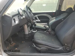 2006 MINI Hardtop z VIN WMWRC33546TK65323, wystawiony jako Copart lot #58930785 z przebiegiem 173 105 mil mil oraz Szkoda całkowita • Salvage title. Historia ofert i sprzedaży dostępna na DreamBid. Obrazek 7.