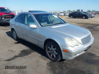 2002 Mercedes-Benz C 230/260/280/320 z VIN WDBRF61J62F233802, wystawiony jako IAAI lot #42574637 z przebiegiem 238 810 mil mil oraz . Historia ofert i sprzedaży dostępna na DreamBid. Obrazek 1.