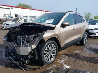2020 Ford Escape Titanium z VIN 1FMCU9J92LUB48243, wystawiony jako IAAI lot #42143038 z przebiegiem 63 172 mil mil oraz . Historia ofert i sprzedaży dostępna na DreamBid. Obrazek 2.