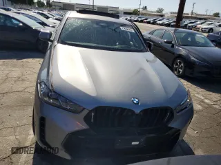 2025 BMW X6 xDrive40i z VIN 5UX33EX03S9X00132, wystawiony jako Copart lot #56373235 z przebiegiem Nie podano mil oraz Tytuł czysty. Historia ofert i sprzedaży dostępna na DreamBid. Obrazek 5.