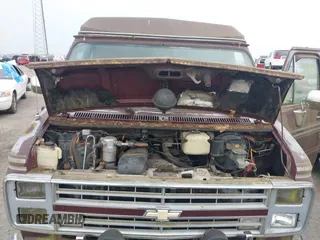 1989 Chevrolet Chevy Van z VIN 1GBEG25K5K7184695, wystawiony jako IAAI lot #42432728 z przebiegiem 945 928 mil mil oraz . Historia ofert i sprzedaży dostępna na DreamBid. Obrazek 10.