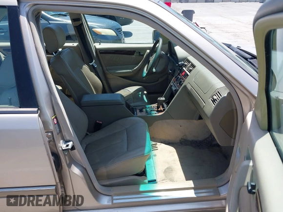 2000 Mercedes-Benz C 230 Kompressor с VIN WDBHA24G1YA812740, выставлен на аукционе IAAI как лот 42655424 с пробегом 227 815 миль миль и . История ставок и продаж доступна на DreamBid. Изображение 5.