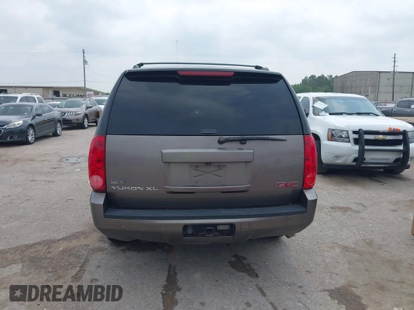 2011 GMC Yukon XL SLT z VIN 1GKS1KE07BR183572, wystawiony jako IAAI lot #42310565 z przebiegiem 341 982 mil mil oraz . Historia ofert i sprzedaży dostępna na DreamBid. Obrazek 16.