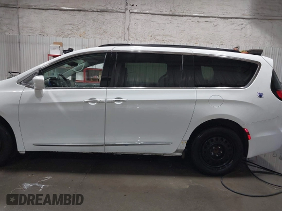 2017 Chrysler Pacifica Touring L z VIN 2C4RC1BG8HR803137, wystawiony jako IAAI lot #41661643 z przebiegiem 113 700 mil mil oraz . Historia ofert i sprzedaży dostępna na DreamBid. Obrazek 15.