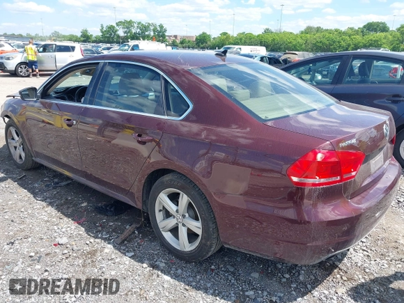 2013 Volkswagen Passat SE z VIN 1VWBP7A35DC080144, wystawiony jako IAAI lot #42191470 z przebiegiem 158 259 mil mil oraz . Historia ofert i sprzedaży dostępna na DreamBid. Obrazek 3.