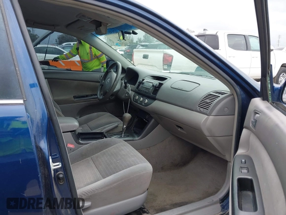 2005 Toyota Camry STD z VIN 4T1BE32K55U084967, wystawiony jako IAAI lot #42138311 z przebiegiem 272 779 mil mil oraz . Historia ofert i sprzedaży dostępna na DreamBid. Obrazek 5.