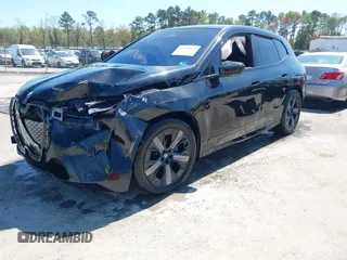 2024 BMW iX M60 z VIN WB533CF06RCN40621, wystawiony jako IAAI lot #42005612 z przebiegiem 11 051 mil mil oraz . Historia ofert i sprzedaży dostępna na DreamBid. Obrazek 2.