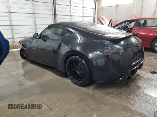 2009 Nissan 370Z z VIN JN1AZ44EX9M407193, wystawiony jako Copart lot #84891734 z przebiegiem 129 296 mil mil oraz Szkoda całkowita • Salvage title. Historia ofert i sprzedaży dostępna na DreamBid. Obrazek 2.