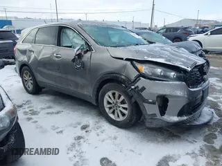 2019 Kia Sorento LX z VIN 5XYPGDA58KG556548, wystawiony jako IAAI lot #41500871 z przebiegiem 96 913 mil mil oraz . Historia ofert i sprzedaży dostępna na DreamBid. Obrazek 1.
