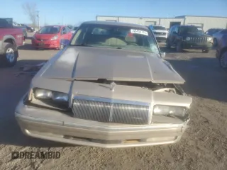 1992 Chrysler New Yorker z VIN 1C3XC66R8ND780848, wystawiony jako Copart lot #46454745 z przebiegiem 138 439 mil mil oraz Szkody całkowita. Historia ofert i sprzedaży dostępna na DreamBid. Obrazek 5.