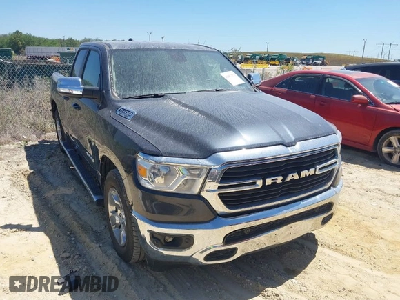 2021 Ram 1500 Lone Star z VIN 1C6RREBT0MN630263, wystawiony jako IAAI lot #41887871 z przebiegiem 52 386 mil mil oraz . Historia ofert i sprzedaży dostępna na DreamBid. Obrazek 1.
