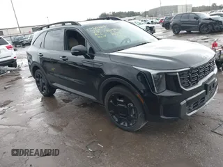 2025 Kia Sorento X-Line SX Prestige z VIN 5XYRKDJF9SG317400, wystawiony jako IAAI lot #41181155 z przebiegiem 7 112 mil mil oraz . Historia ofert i sprzedaży dostępna na DreamBid. Obrazek 1.