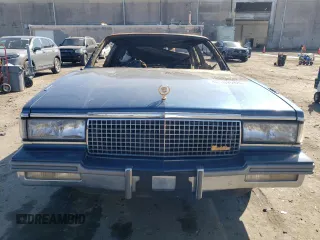 1988 Cadillac DeVille z VIN 1G6CD1156J4296091, wystawiony jako Copart lot #46307265 z przebiegiem Nie podano mil oraz Szkoda całkowita • Salvage title. Historia ofert i sprzedaży dostępna na DreamBid. Obrazek 5.