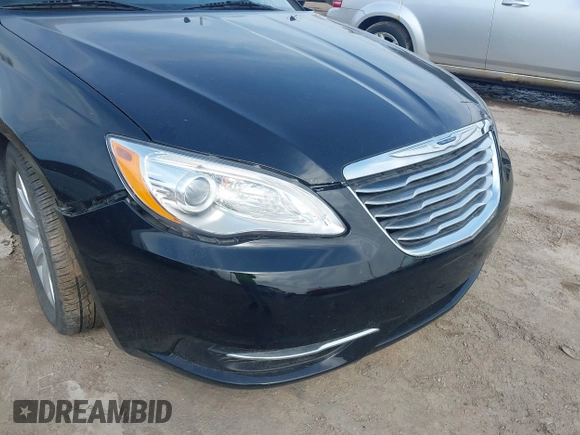 2013 Chrysler 200 Touring z VIN 1C3CCBBB5DN699931, wystawiony jako IAAI lot #42023004 z przebiegiem 62 737 mil mil oraz . Historia ofert i sprzedaży dostępna na DreamBid. Obrazek 13.