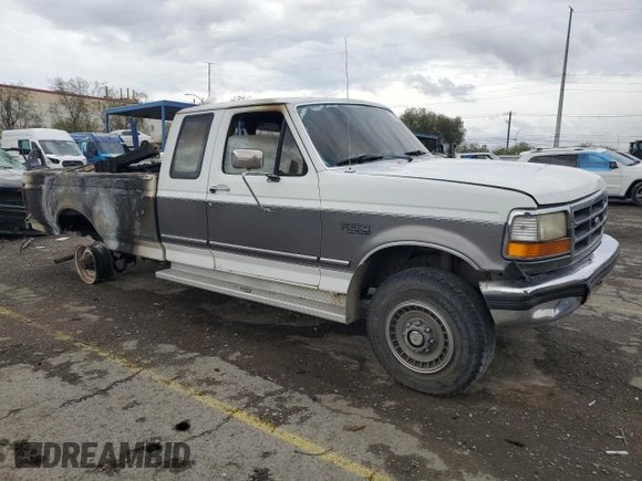 1992 Ford F-250 z VIN 1FTHX26G4NKB83915, wystawiony jako Copart lot #55854535 z przebiegiem Nie podano mil oraz Szkoda całkowita • Salvage title. Historia ofert i sprzedaży dostępna na DreamBid. Obrazek 4.