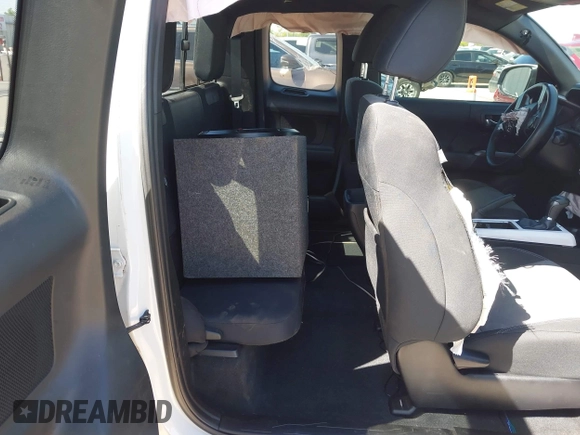 2023 Toyota Tacoma SR z VIN 3TYRZ5CN5PT034397, wystawiony jako IAAI lot #42055222 z przebiegiem 39 144 mil mil oraz . Historia ofert i sprzedaży dostępna na DreamBid. Obrazek 8.