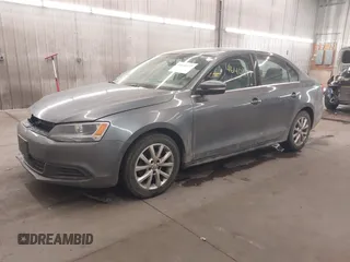 2013 Volkswagen Jetta SE z VIN 3VWDP7AJ3DM438881, wystawiony jako IAAI lot #41640177 z przebiegiem 153 129 mil mil oraz . Historia ofert i sprzedaży dostępna na DreamBid. Obrazek 2.