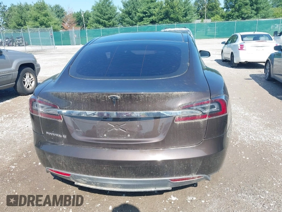 2013 Tesla Model S z VIN 5YJSA1DN6DFP03367, wystawiony jako IAAI lot #42565978 z przebiegiem 105 945 mil mil oraz . Historia ofert i sprzedaży dostępna na DreamBid. Obrazek 15.