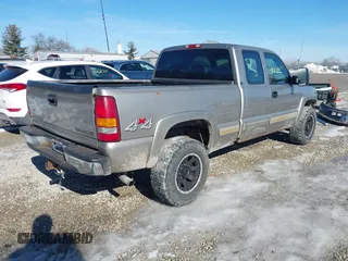 2001 Chevrolet Silverado 2500 with VIN 1GCGK29U21Z121197, listed as a IAAI auction lot 41426355 with 287,575 mi miles. Bid and sale history available at carsss.com. Image 4.