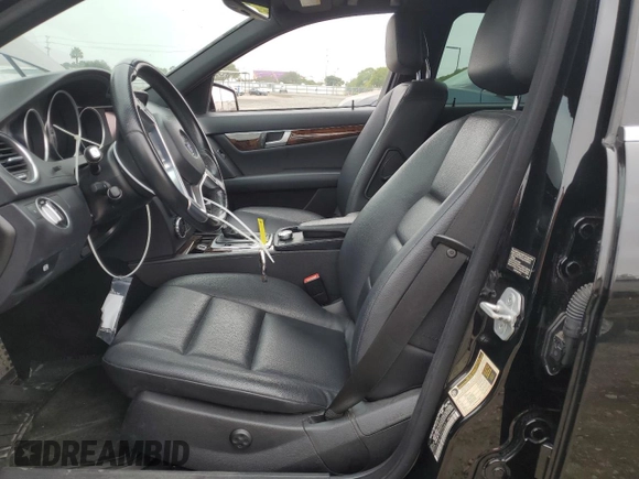 2013 Mercedes-Benz C 250 Sport с VIN WDDGF4HB1DA859663, выставлен на аукционе Copart как лот 60517295 с пробегом 80 699 миль миль и Списание • Salvage title. История ставок и продаж доступна на DreamBid. Изображение 7.