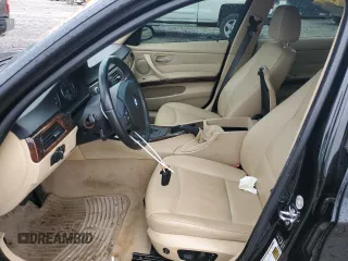 2006 BMW 3 Series 325i z VIN WBAVB13546KX39539, wystawiony jako Copart lot #54245225 z przebiegiem 217 453 mil mil oraz Czysty tytuł • Clean title. Historia ofert i sprzedaży dostępna na DreamBid. Obrazek 7.