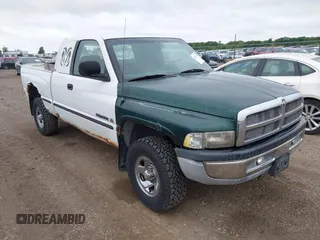 1999 Dodge 1500 z VIN 3B7HF13Y3XG222398, wystawiony jako IAAI lot #42314105 z przebiegiem 225 851 mil mil oraz . Historia ofert i sprzedaży dostępna na DreamBid. Obrazek 1.