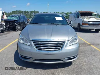 2013 Chrysler 200 Touring z VIN 1C3CCBBB9DN542645, wystawiony jako IAAI lot #42298710 z przebiegiem 114 317 mil mil oraz . Historia ofert i sprzedaży dostępna na DreamBid. Obrazek 12.