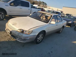 1996 Lexus ES 300 with VIN JT8BF12G9T0162042, listed as a Copart auction lot 82494384 with 331,371 mi miles and Clean Title. Bid and sale history available at carsss.com. Image 1.