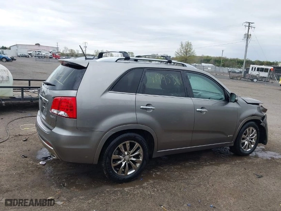 2013 Kia Sorento SX with VIN 5XYKWDA28DG353133, listed as a IAAI auction lot 41995341 with 184,297 mi miles. Bid and sale history available at carsss.com. Image 13.