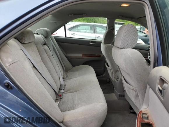 2004 Toyota Camry LE z VIN 4T1BE30K94U892207, wystawiony jako Copart lot #58406245 z przebiegiem 318 751 mil mil oraz Czysty tytuł • Clean title. Historia ofert i sprzedaży dostępna na DreamBid. Obrazek 10.