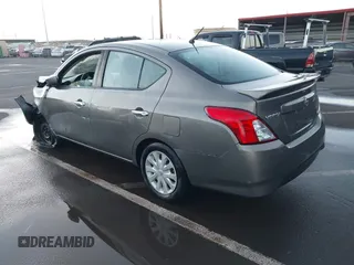 2017 Nissan Versa SV z VIN 3N1CN7AP4HK429880, wystawiony jako IAAI lot #41702985 z przebiegiem 183 764 mil mil oraz . Historia ofert i sprzedaży dostępna na DreamBid. Obrazek 3.