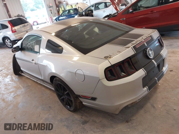 2014 Ford Mustang V6 z VIN 1ZVBP8AM3E5318738, wystawiony jako IAAI lot #42860321 z przebiegiem Nie podano mil oraz . Historia ofert i sprzedaży dostępna na DreamBid. Obrazek 3.