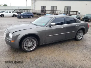 2010 Chrysler 300 Touring z VIN 2C3CA5CV0AH253951, wystawiony jako Copart lot #58466515 z przebiegiem 214 080 mil mil oraz Szkoda całkowita • Salvage title. Historia ofert i sprzedaży dostępna na DreamBid. Obrazek 1.