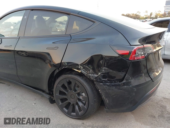 2025 Tesla Model Y Long Range with VIN 7SAYGDED5SF281818, listed as a IAAI auction lot 41302611 with 395 mi miles and . Bid and sale history available at DreamBid. Image 6.