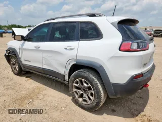 2020 Jeep Cherokee Trailhawk z VIN 1C4PJMBN0LD553823, wystawiony jako Copart lot #59796745 z przebiegiem 101 916 mil mil oraz Szkoda całkowita • Salvage title. Historia ofert i sprzedaży dostępna na DreamBid. Obrazek 2.