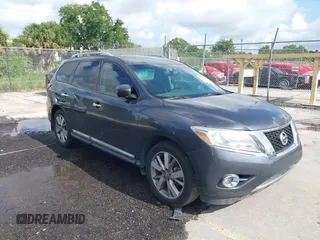 2013 Nissan Pathfinder Platinum z VIN 5N1AR2MM6DC681378, wystawiony jako IAAI lot #42475308 z przebiegiem 141 980 mil mil oraz . Historia ofert i sprzedaży dostępna na DreamBid. Obrazek 1.