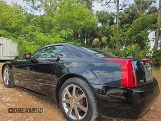 2008 Cadillac XLR z VIN 1G6YV36A885600899, wystawiony jako Copart lot #48151105 z przebiegiem 80 905 mil mil oraz Czysty tytuł • Clean title. Historia ofert i sprzedaży dostępna na DreamBid. Obrazek 3.