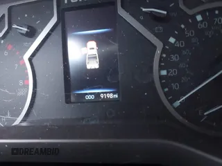 2025 Toyota Tundra SR z VIN 5TFLA5DB9SX243982, wystawiony jako IAAI lot #42139822 z przebiegiem 9198 mil mil oraz . Historia ofert i sprzedaży dostępna na DreamBid. Obrazek 14.