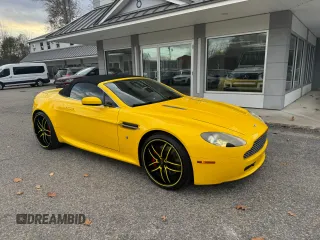 2009 Aston Martin Vantage z VIN SCFBF04C39GD12589, wystawiony jako Copart lot #82968954 z przebiegiem 50 303 mil mil oraz Tytuł czysty. Historia ofert i sprzedaży dostępna na DreamBid. Obrazek 1.