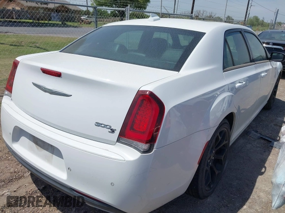 2019 Chrysler 300 S z VIN 2C3CCABG2KH604978, wystawiony jako IAAI lot #42057351 z przebiegiem 69 986 mil mil oraz . Historia ofert i sprzedaży dostępna na DreamBid. Obrazek 4.
